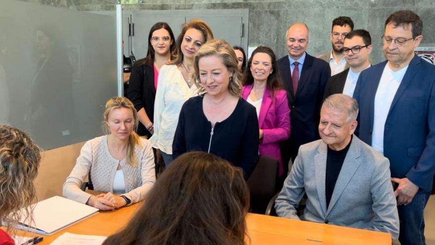 Ana Oramas registra su candidatura al Parlamento de Canarias por Tenerife junto a miembros de su lista.