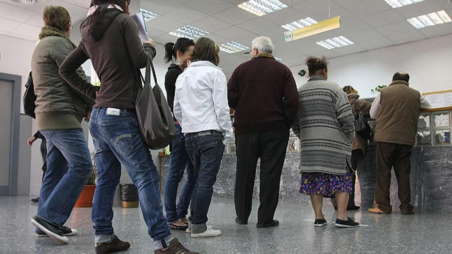 Portada Alta. El centro de salud de Portada Alta registraba ayer una notable presencia de usuarios.