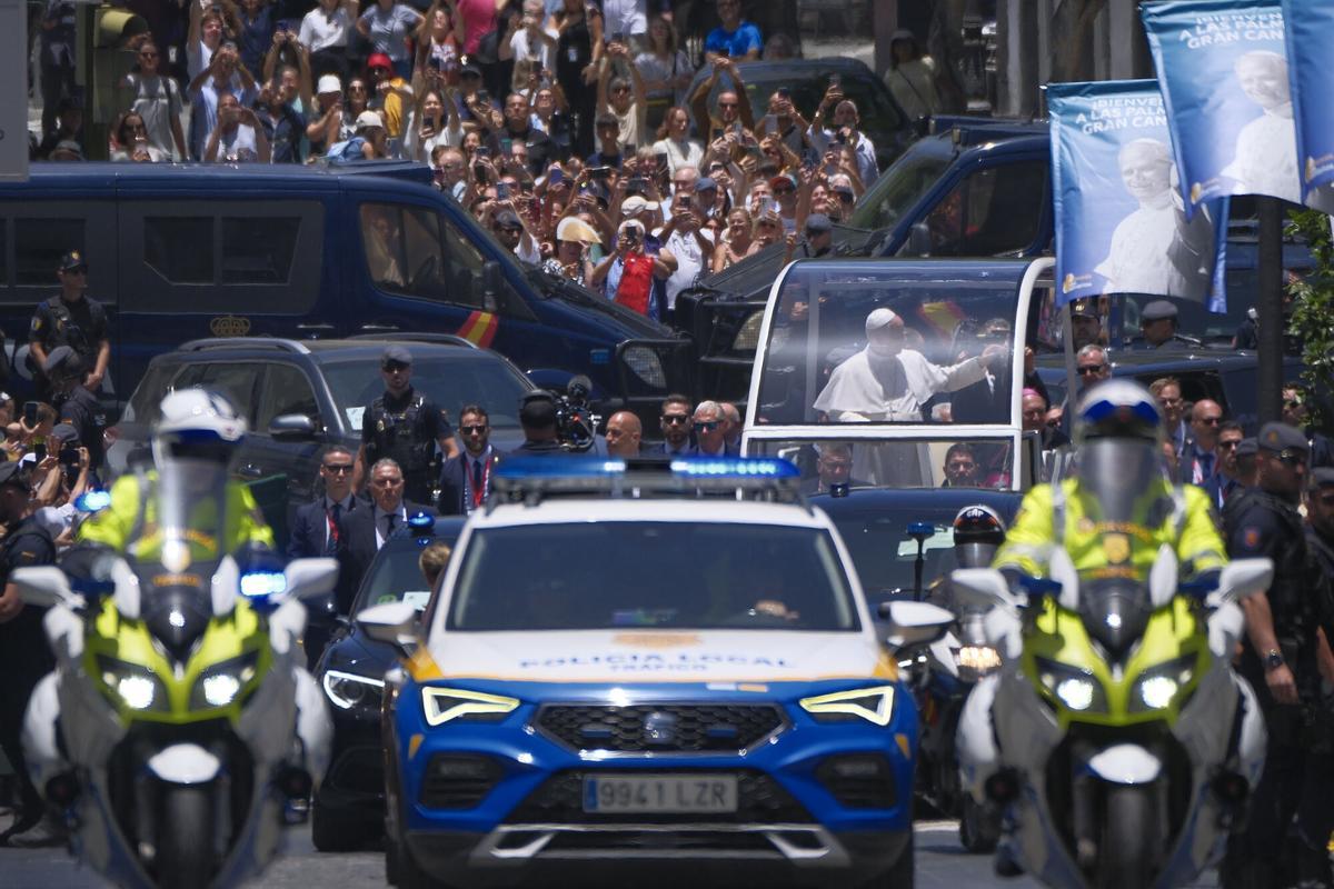 El papa León XIV momentos antes de un encuentro con obispos, sacerdotes, diáconos, religiosos, seminaristas y agentes de pastoral en la Catedral de Santa Ana este jueves, en Las Palmas de Gran Canaria.