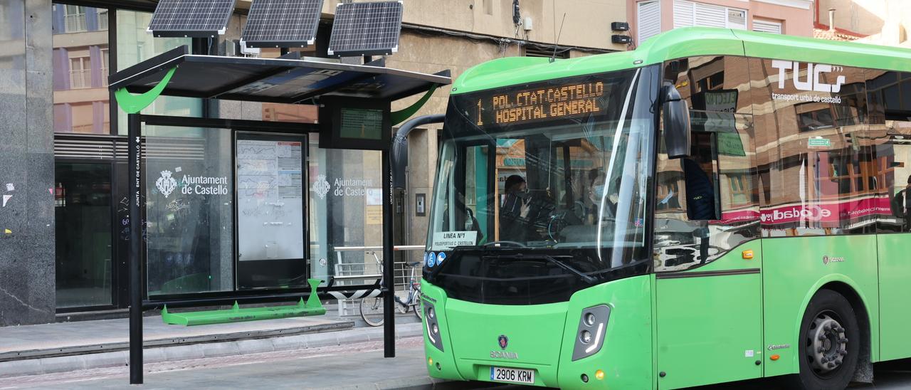 Imagen de un autobús urbano a su paso por la plaza Borrull de Castelló.