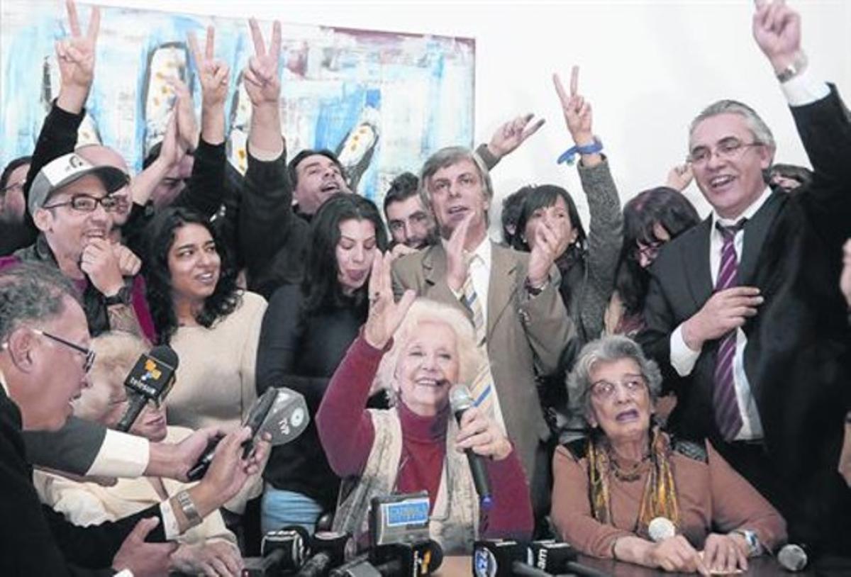 Estela de Carlotto,al centre, eufòrica per la troballa. Estela de Carlotto,al centre, eufòrica per la troballa.