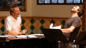 El director Simon Halsey (izquierda) y Manu Guix, en el ensayo a piano de ’Considering Matthew Shepard’, en el Palau de la Música Catalana. 