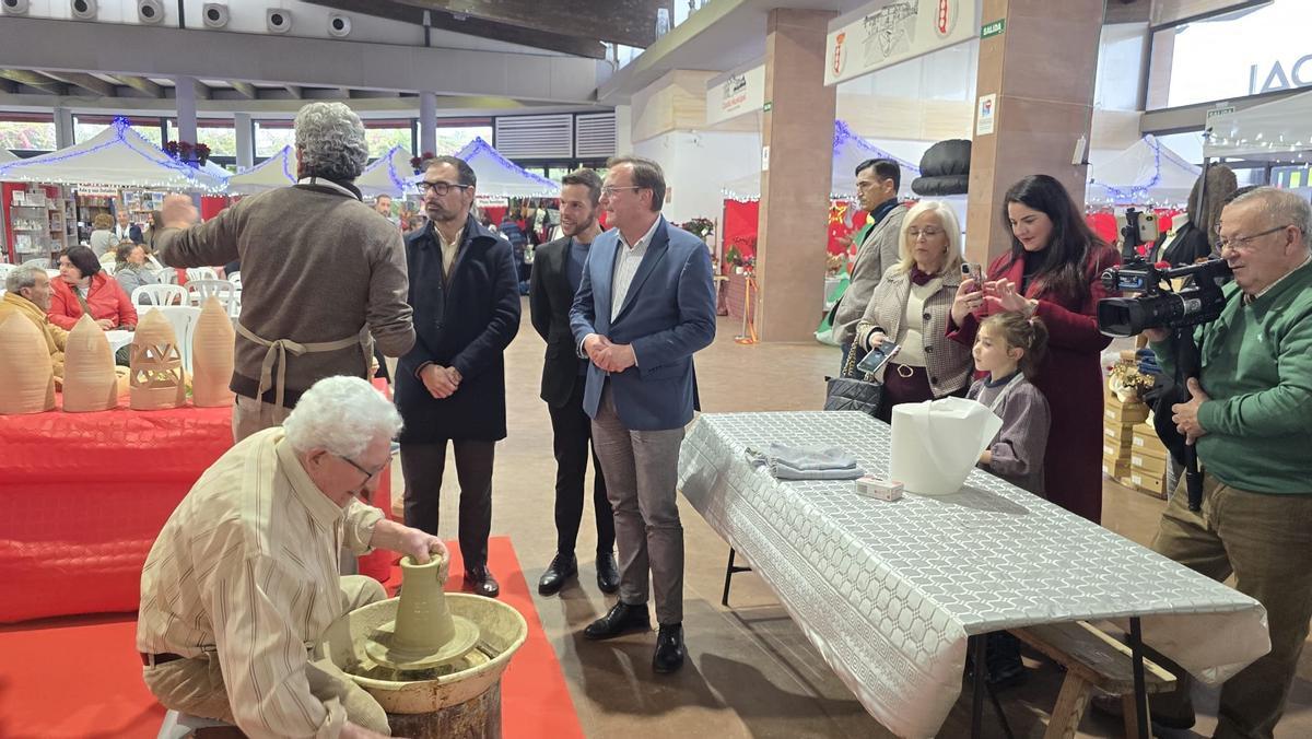 Las autoridades recorren el mercado navideño de Villafranca durante su inauguración.