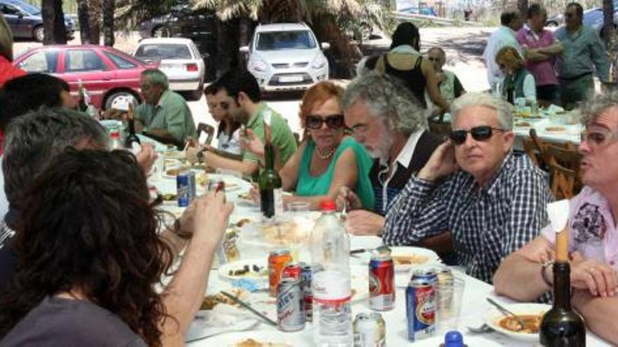 La familia del Misteri disfrutó ayer de la tradicional &quot;mujolada&quot; en El Hondo ofrecida por la Comunidad de Riegos de Levante.