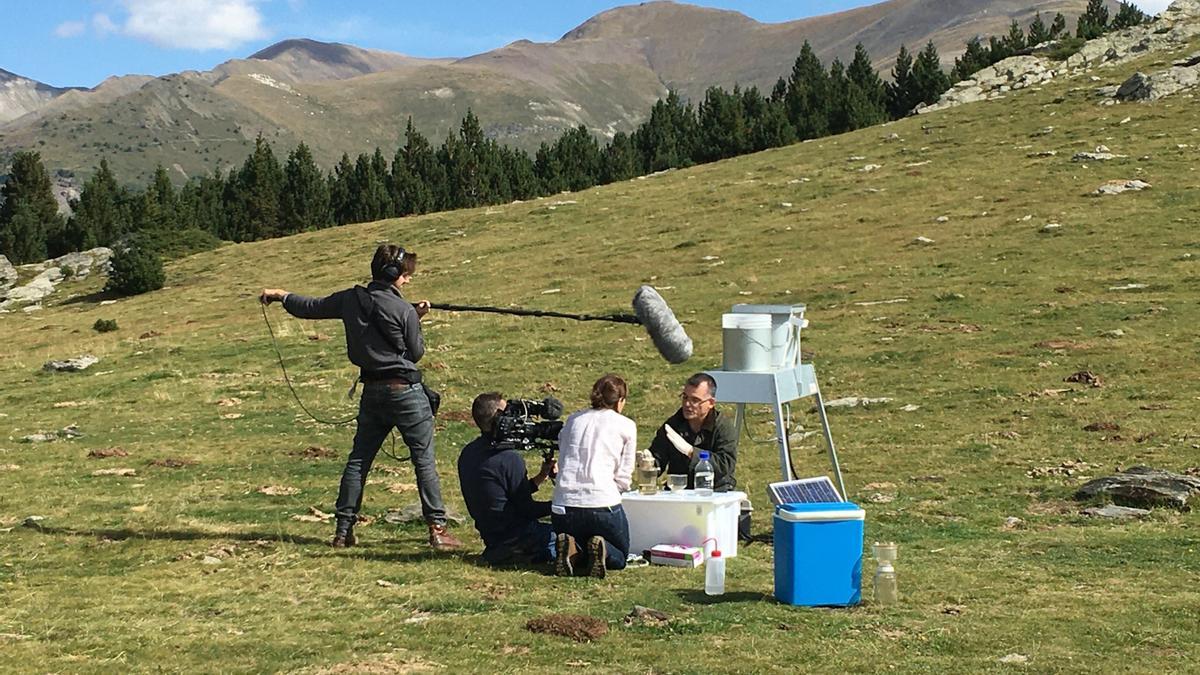 Un investigador del CEAB recull mostres en els Pirineus mentre un equip de televisió francès l'enregistra