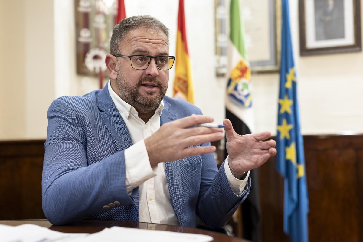 El alcalde de Mérida, Antonio Rodríguez Osuna, durante la entrevista con El Periódico Extremadura.