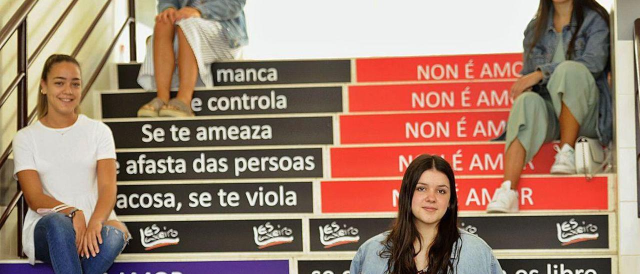 Lucía Failde, Lucía Fernández Cuíña, Patricia Lalín y Fátima Jácome, ayer, en las escaleras del Laxeiro.