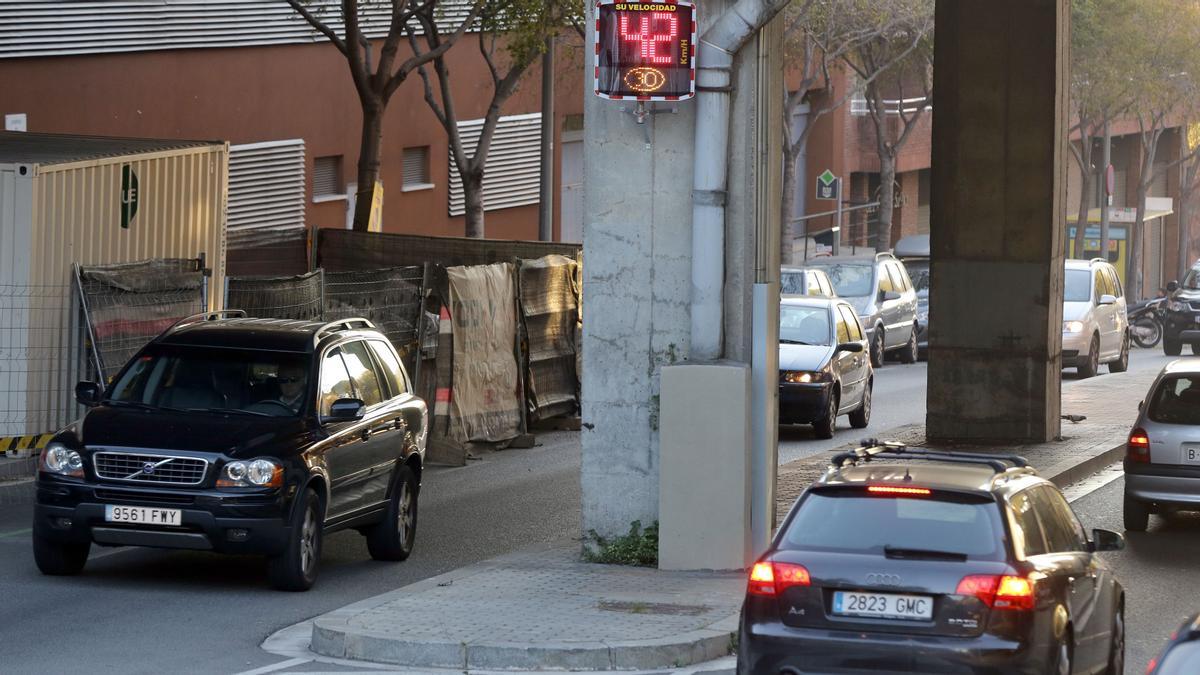 Radar pedagógico en la avenida Foix. Señala la velocidad, pero no sanciona