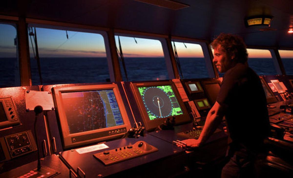 Un miembro de la expedición trabaja en la tabla de mandos del buque. La ruta programada tiene previsto llevar el buque de Cádiz a Rio de Janeiro, Australia y America Central.