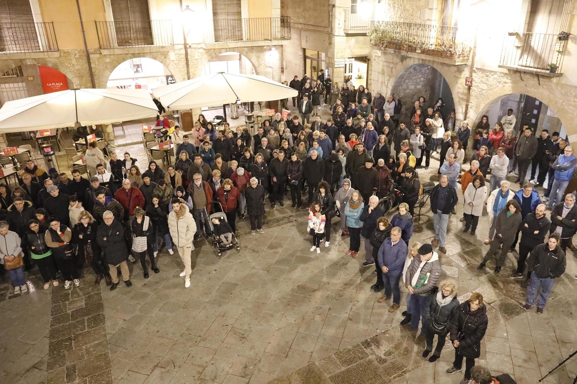 Multitudinària concentració a Torroella per reclamar justícia per la veïna assassinada