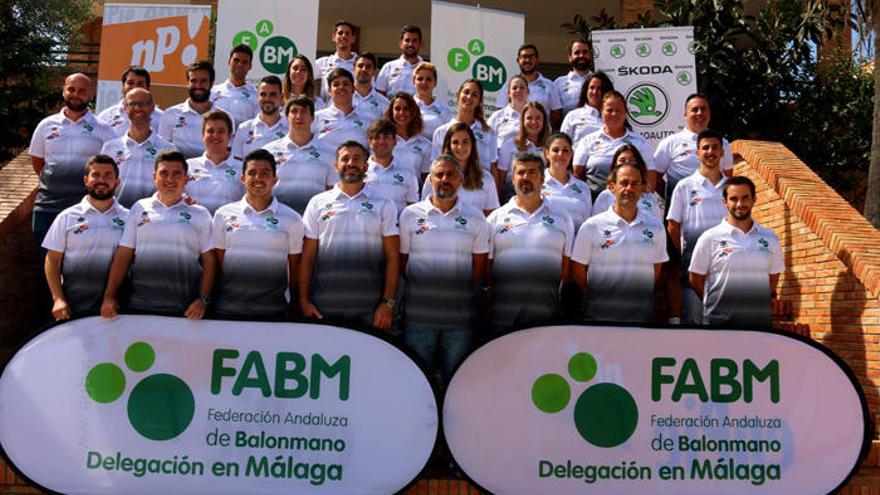 Foto de familia de los árbitros malagueños de balonmano.