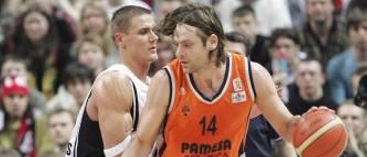 Robertas Javtokas defiende a Fabricio Oberto, en las semifinales de 2005.