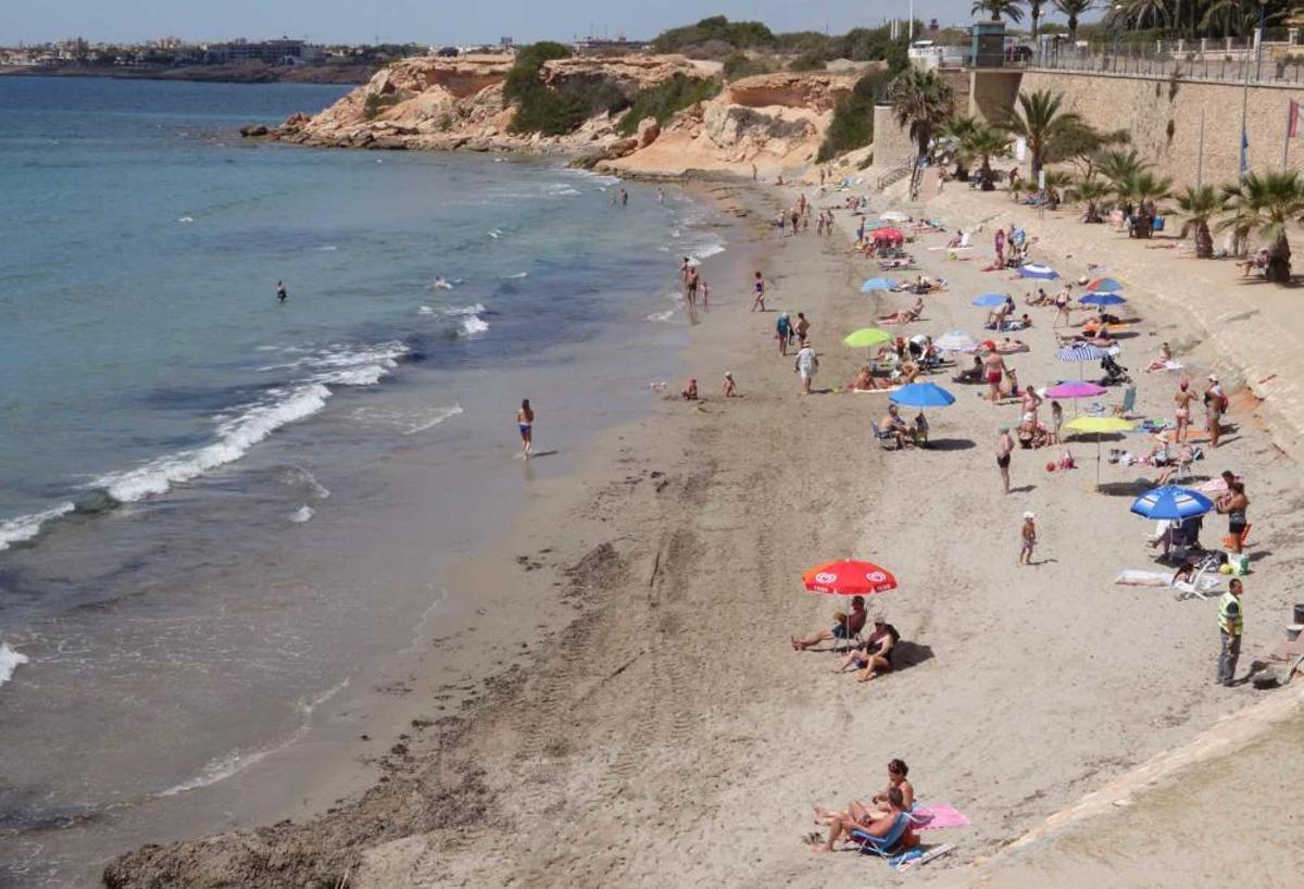 Punta Prima, en Orihuela, con bandera azul.