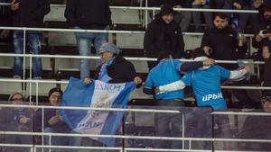 Aficionados italianos empiezan a ocupar las gradas del estadio antes de empezar el partido entre el FC Barcelona y el Napoli en Montjuic.