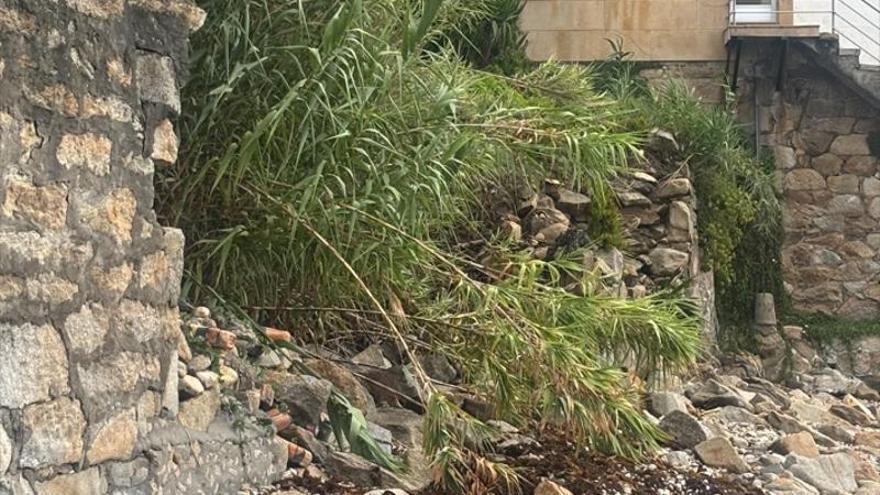 Alertan de nuevos desperfectos y falta de arena en la playa de Carabuxeira, en Sanxenxo