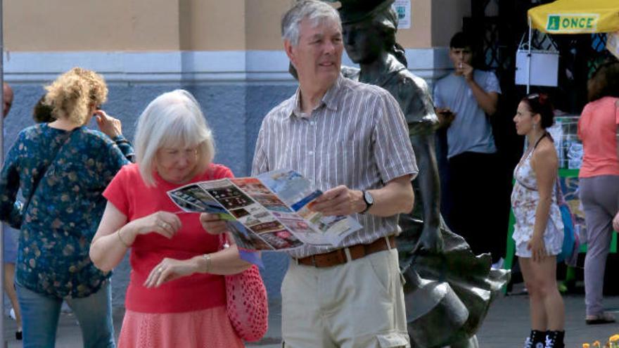 Una pareja de turistas en Santa Cruz.