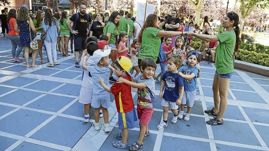 El folclore de ocho países llena las calles del centro de Badajoz