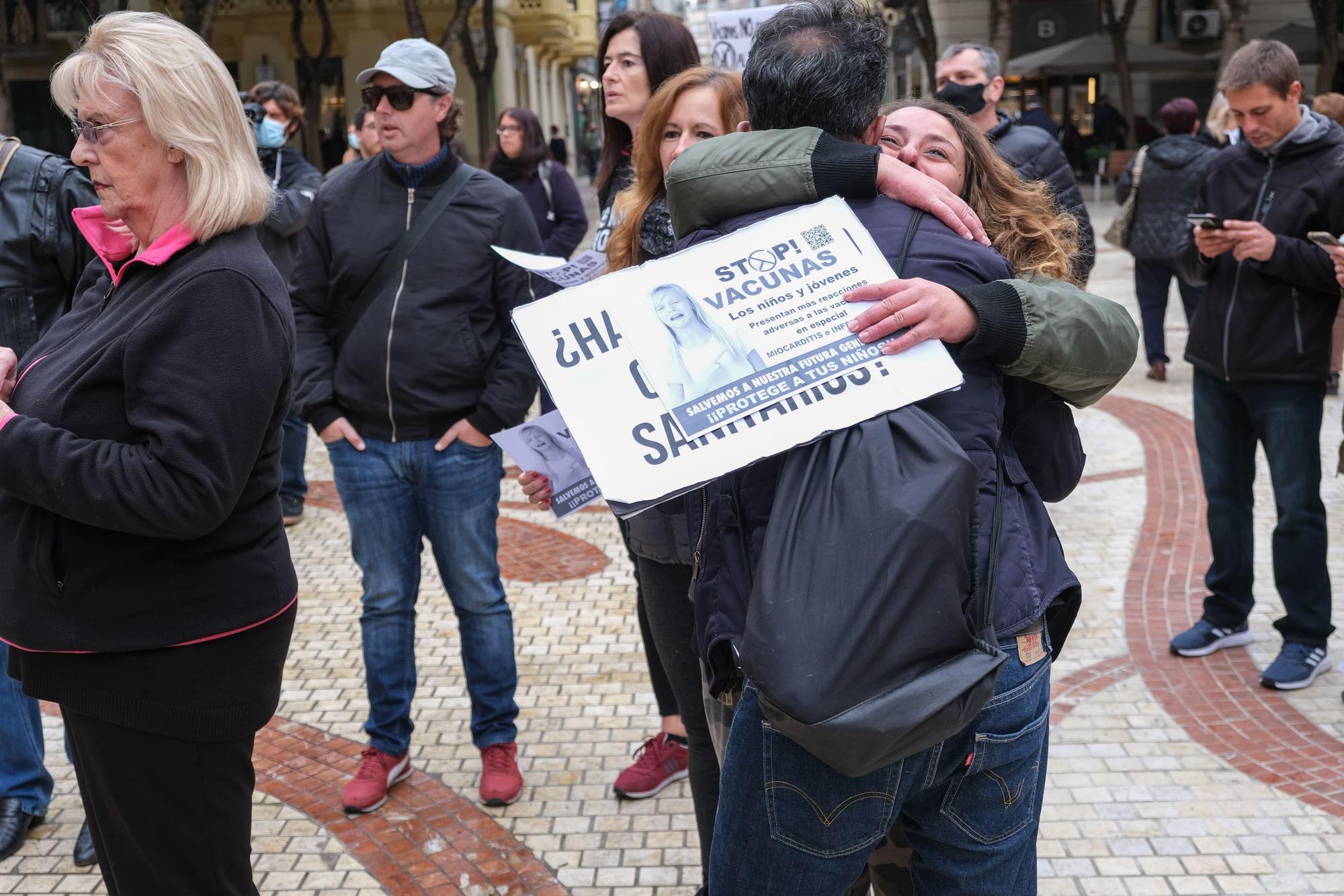 Concentración antivacunas en Elche contra el pasaporte covid y la inoculación de niños