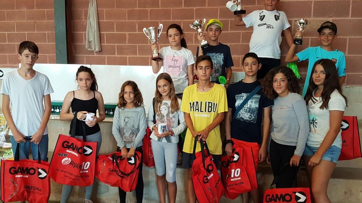 Los jóvenes de Figueroles posan con sus premios