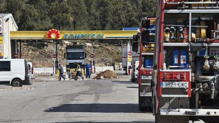 Els Bombers i els tècnics, treballant a la fuita.