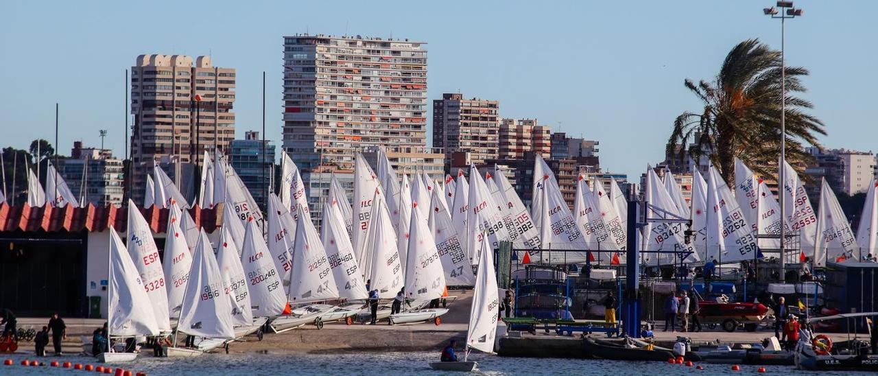 Los veleros acceden al mar desde las instalaciones del Real Club de Regatas de Alicante.