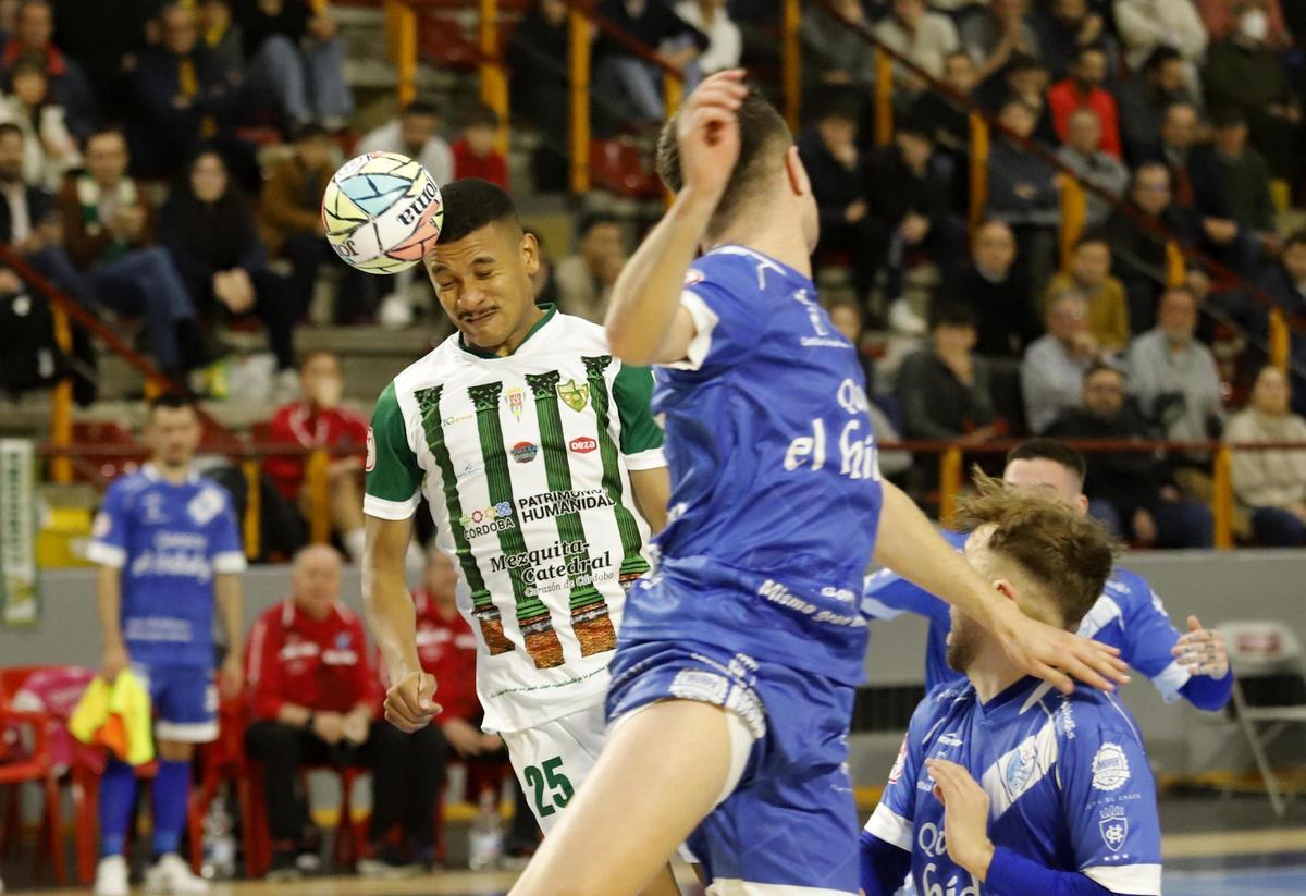 El brasileño Kaué Pereira remata de cabeza en un partido en Vista Alegre.