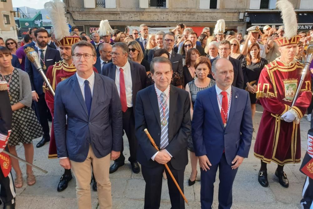 Miles de personas acompañan a la figura del Cristo de la Sal por el centro de la ciudad - Caballero y Feijóo, presentes en la cita