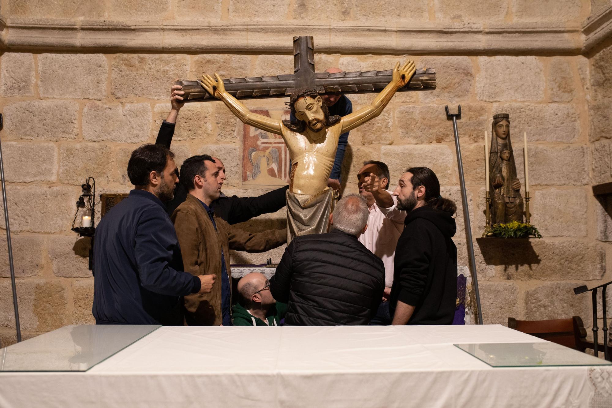 La Hermandad Penitencial del Espíritu Santo baja el Cristo para el besapiés