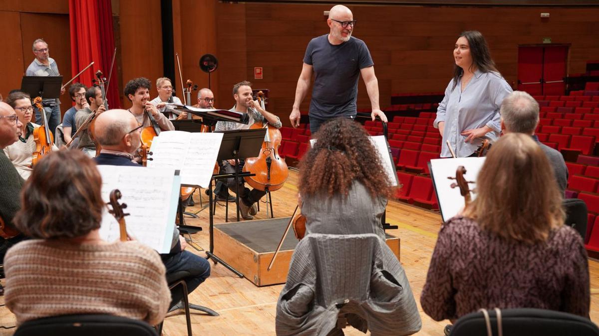 Leticia, de pie, junto a Baldur, ayer, en el ensayo de su obra con la RFG.