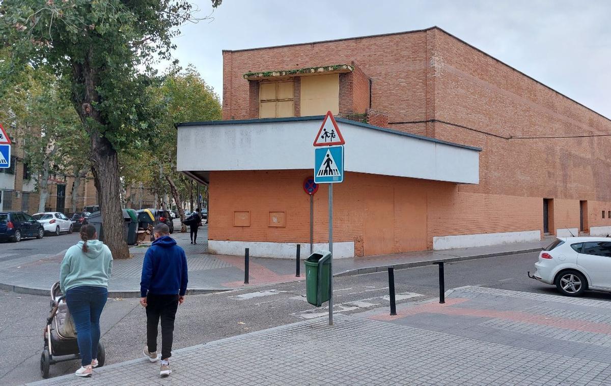 Edificio del antiguo cine Córdoba, en el barrio del Sector Sur.