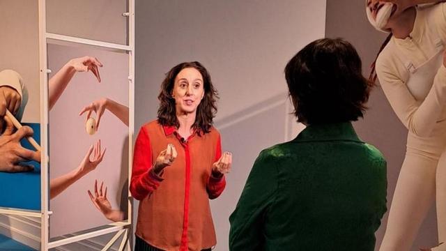 Muriel Romero, ayer, durante una entrevista con Televisión Española en el Museo del Romanticismo. | L. O.