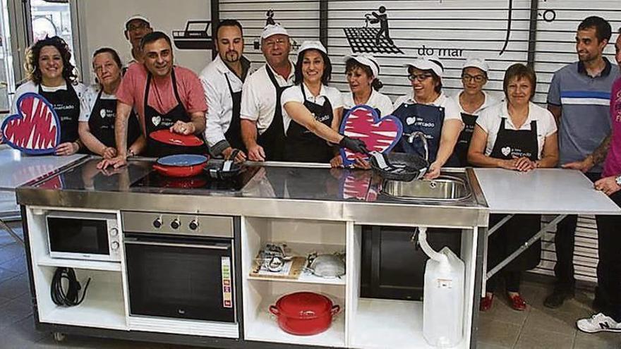 Los placeros del mercado le dan la bienvenida a la cocina portátil del mercado de Tomiño. // D.B.M.