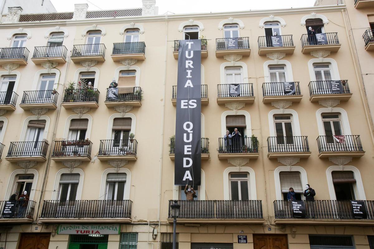 Protesta de los inquilinos de un edificio de Valencia contra su conversión en pisos turísticos.