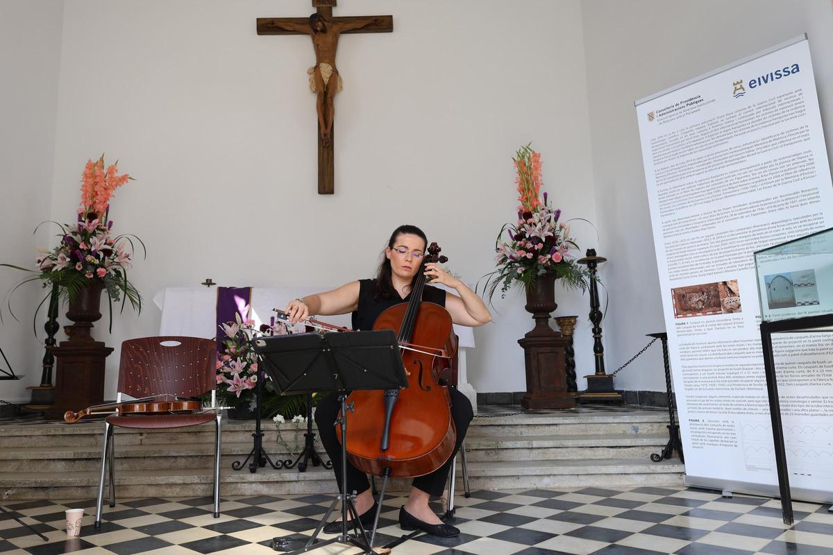 Todas las fotos del día de Tots Sants en los cementerios de Ibiza