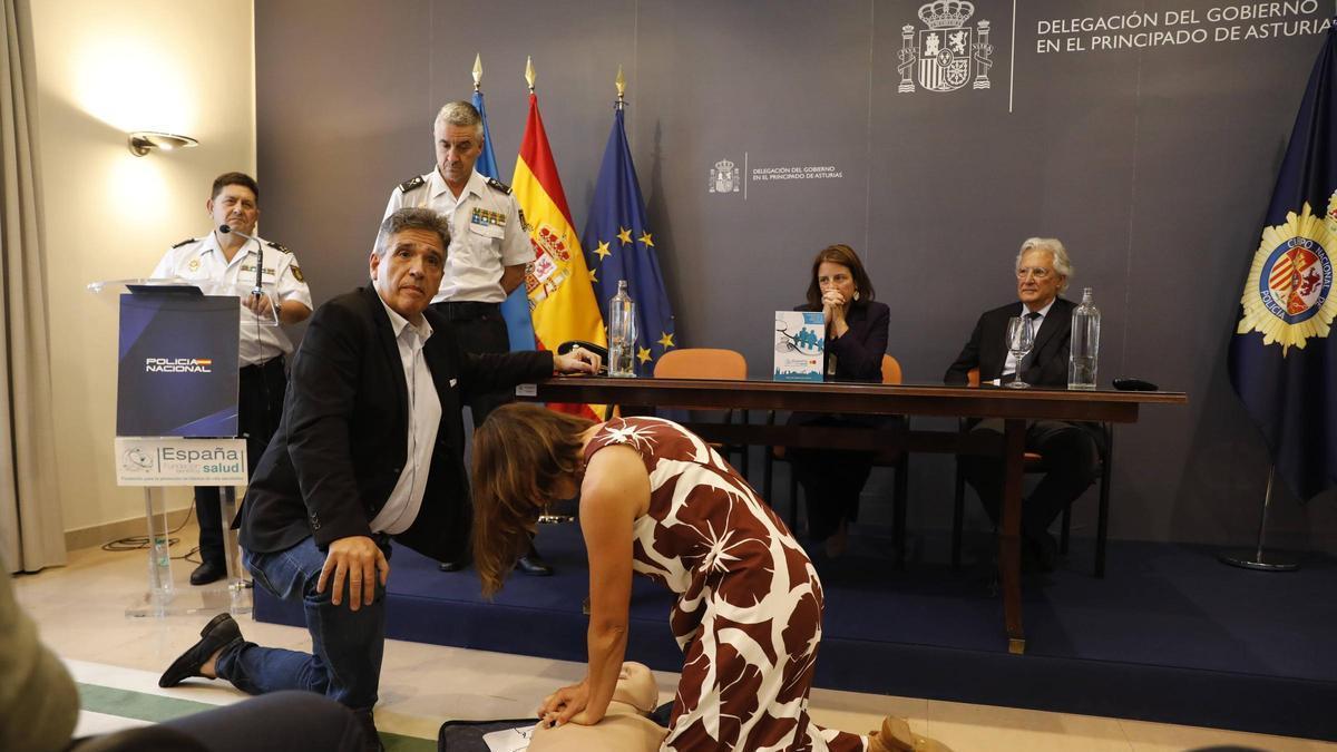 Un momento de la presentación de los nuevos desfibriladores para las comisarías asturianas.