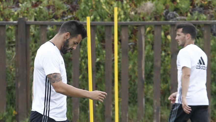 Negredo y Piatti se entrenan con el equipo a la espera de su salida.