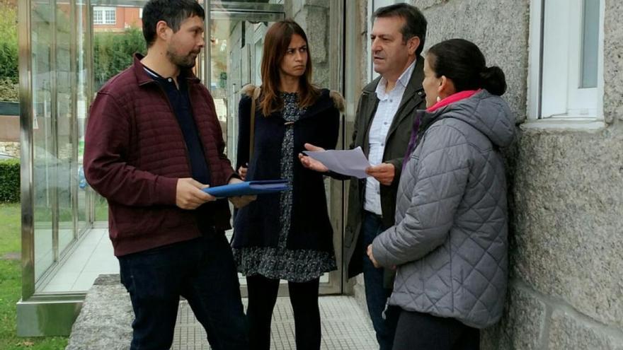 El diputado Luis Bará y los concejales nacionalistas, en el centro de salud de Soutomaior. / FdV