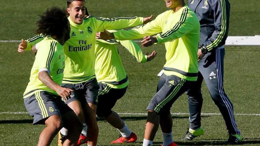 Cristiano bromea con Marcelo y Lucas Vázquez en un entrenamiento en Valdebebas. // Juanjo Marín