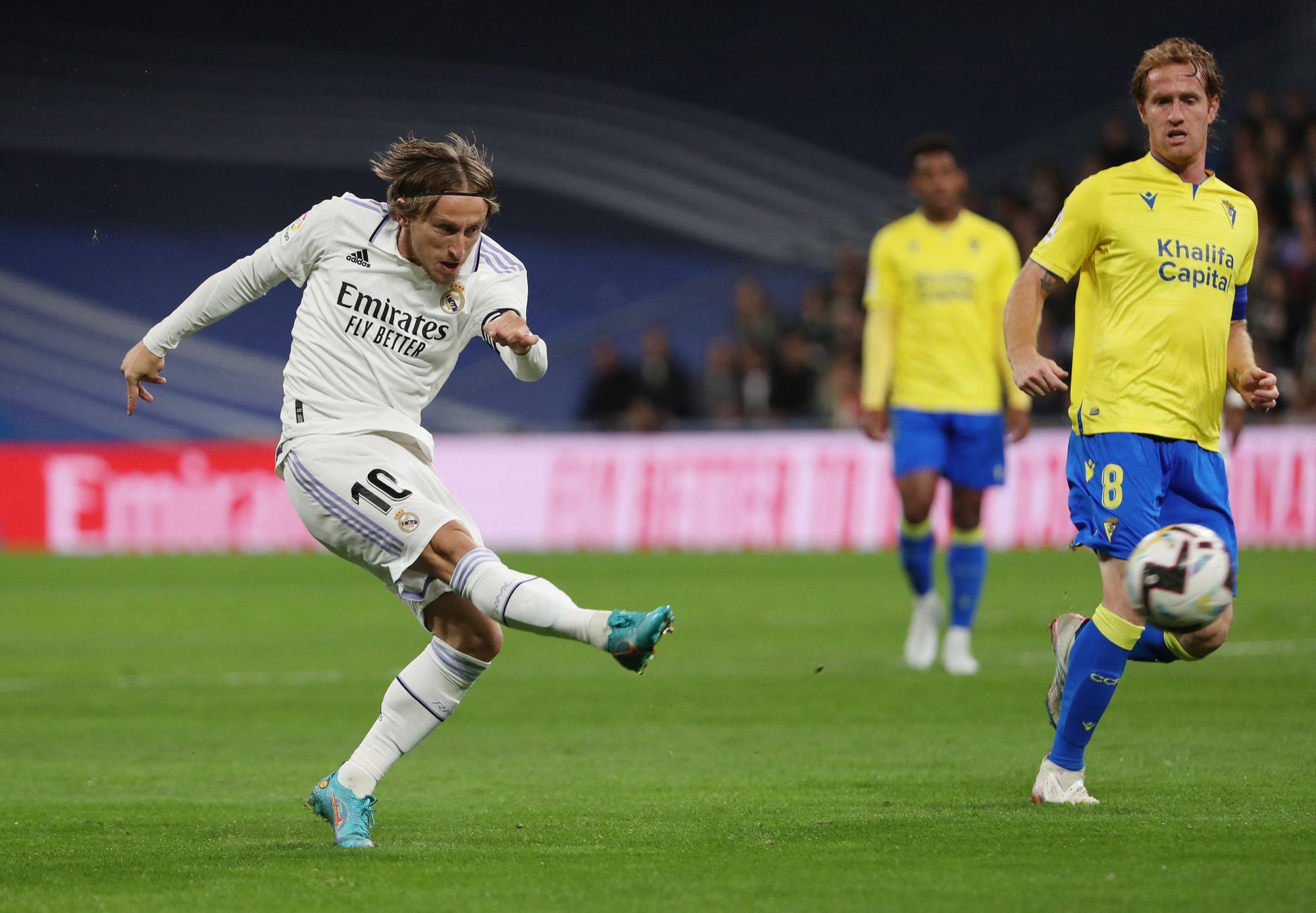 Modric dispara ante la vigilancia de Alejo en el encuentro del Bernabéu.