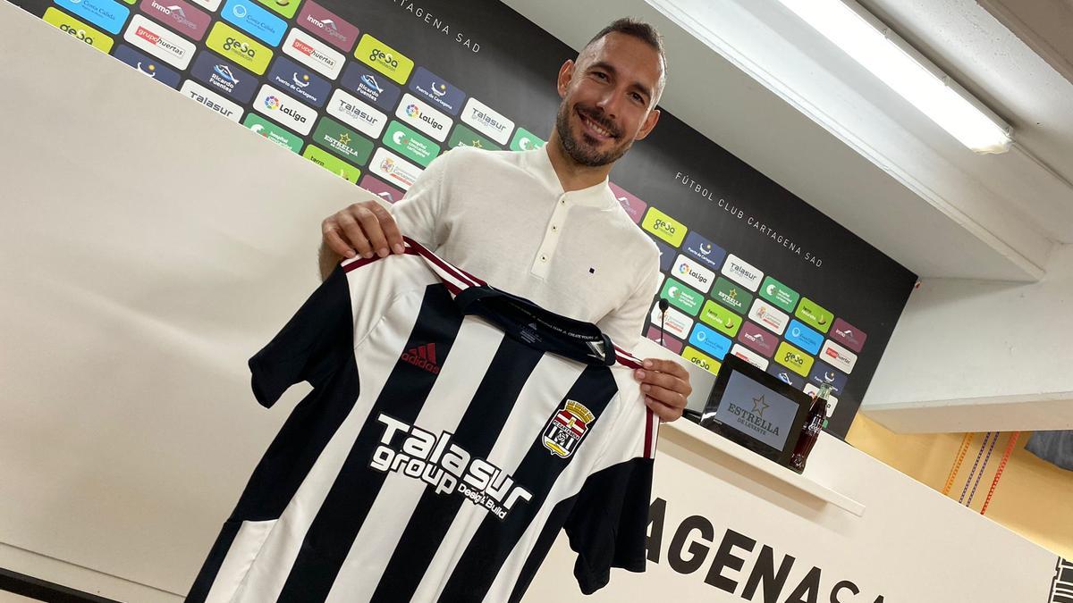 David Ferreiro posa con la camiseta del FC Cartagena