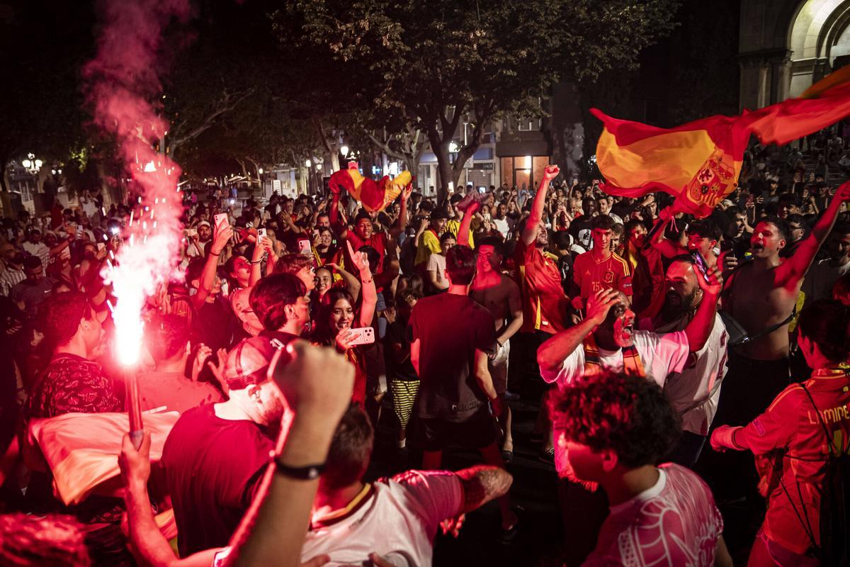 Les millors imatges de la celebració a Manresa del triomf de la Roja al Mundial