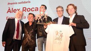 Àlex Roca, en el centro, fue uno de los distinguidos en la gala de ESI. El director de SPORT, Joan Vehils, le entregó el premio