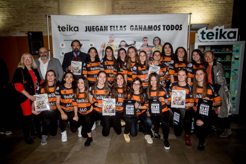 Presentación del album de cromos femenino de Teika