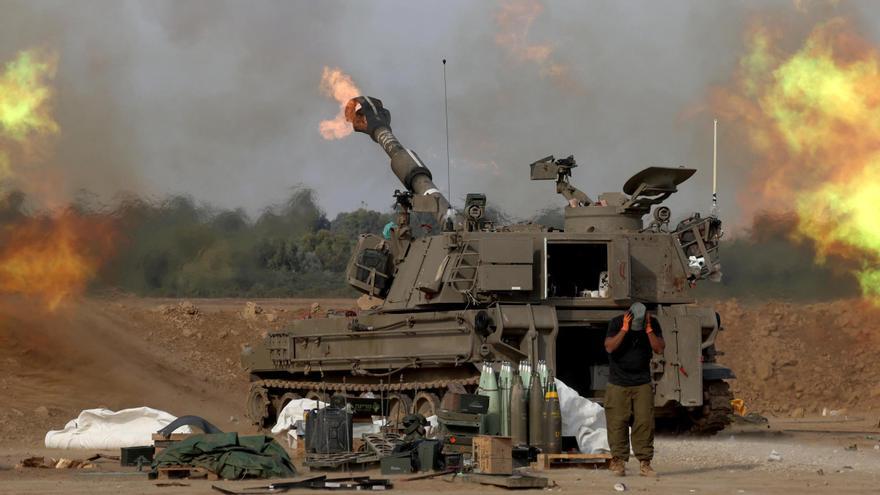 Una unidad de artillería dispara contra objetivos en la Franja de Gaza.