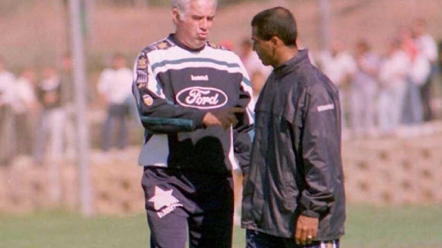 Luis Aragonés y Romario, en un entrenamiento.