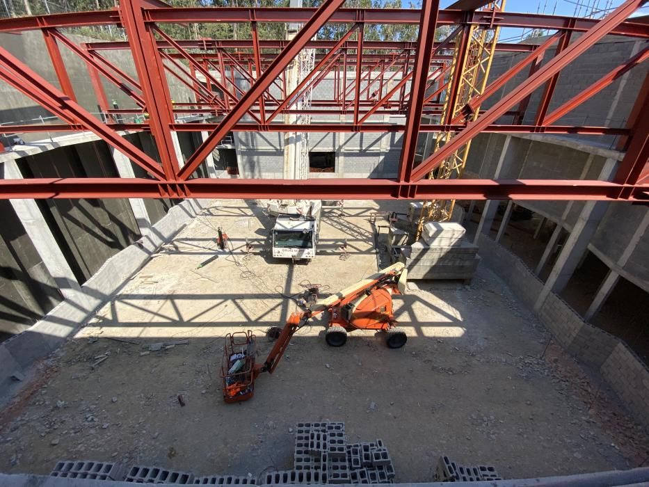 Visita de José Cacabelos y Carmela Silva a las obras del auditorio.