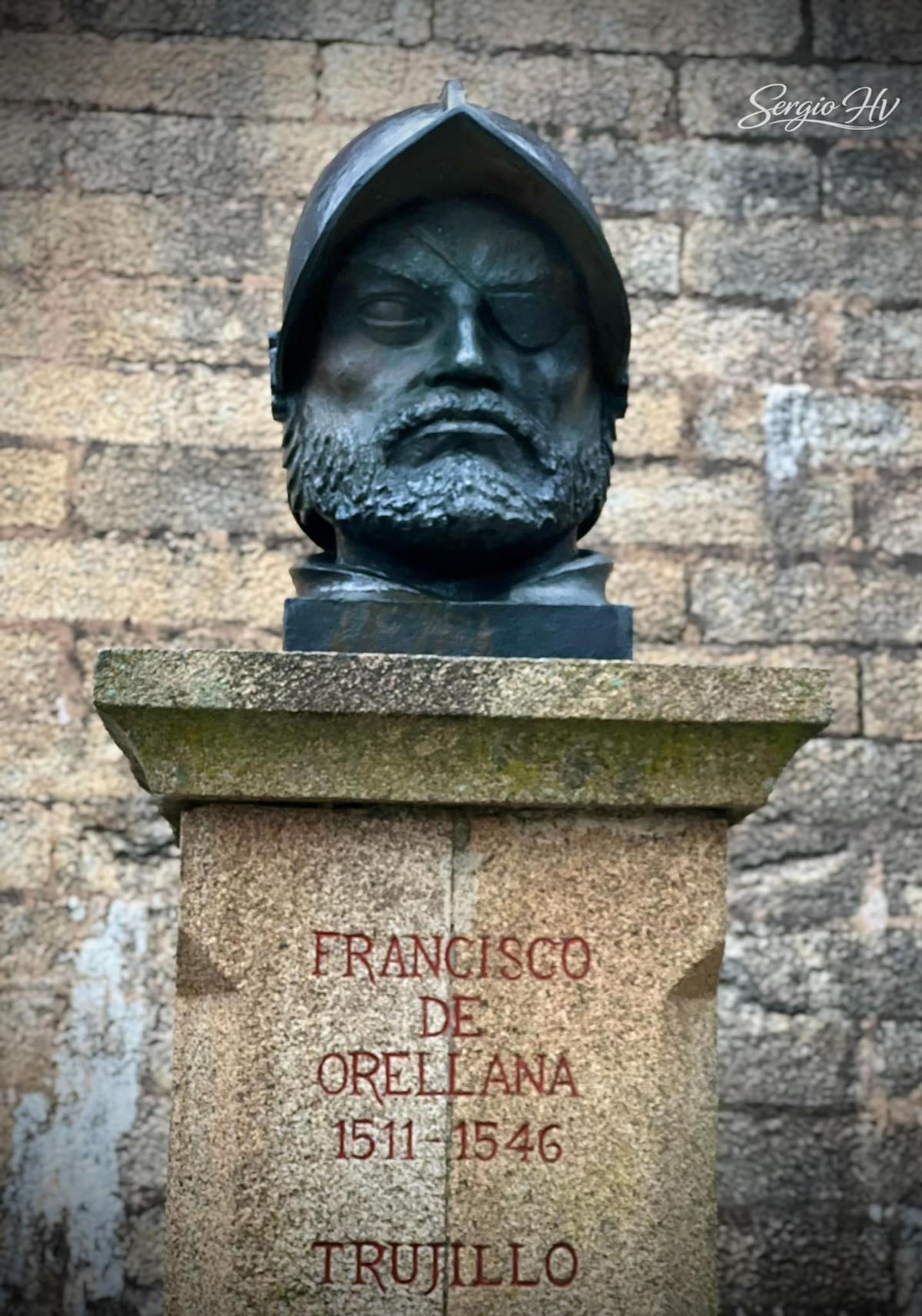 Busto de Francisco de Orellana junto a su casa-palacio en Trujillo