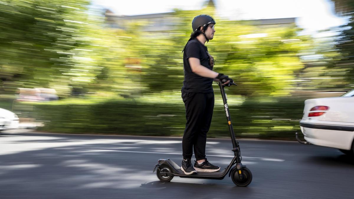 Persona en patinete eléctrico por el centro de Cáceres.