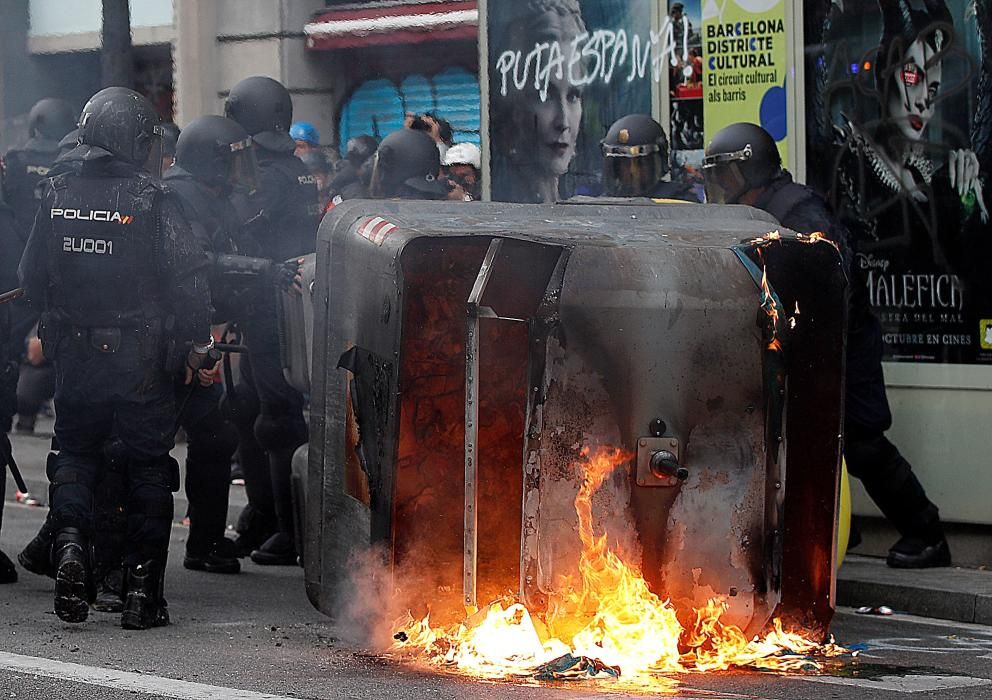 Forts aldarulls i enfrontaments entre manifestants i Policia Nacional a Via Laietana