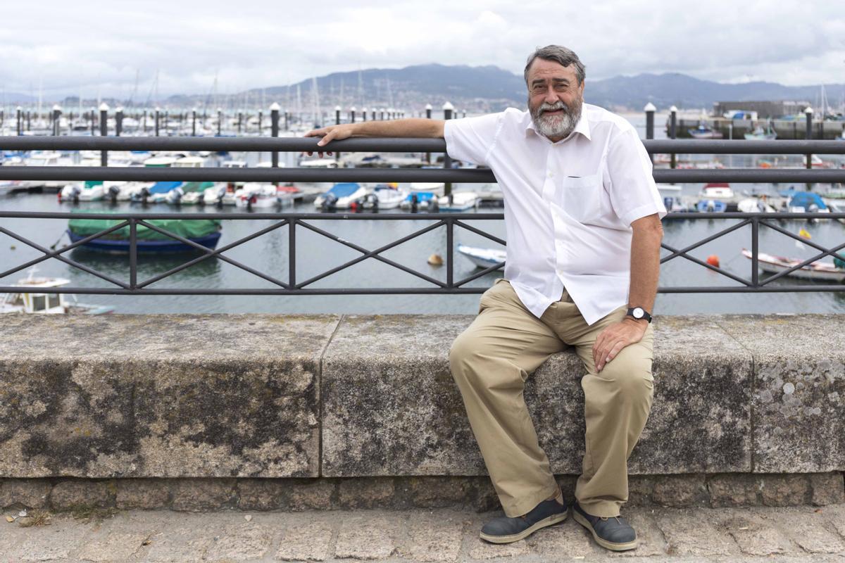 El periodista Pedro García Cuartango, en Baiona, donde veranea cada año.